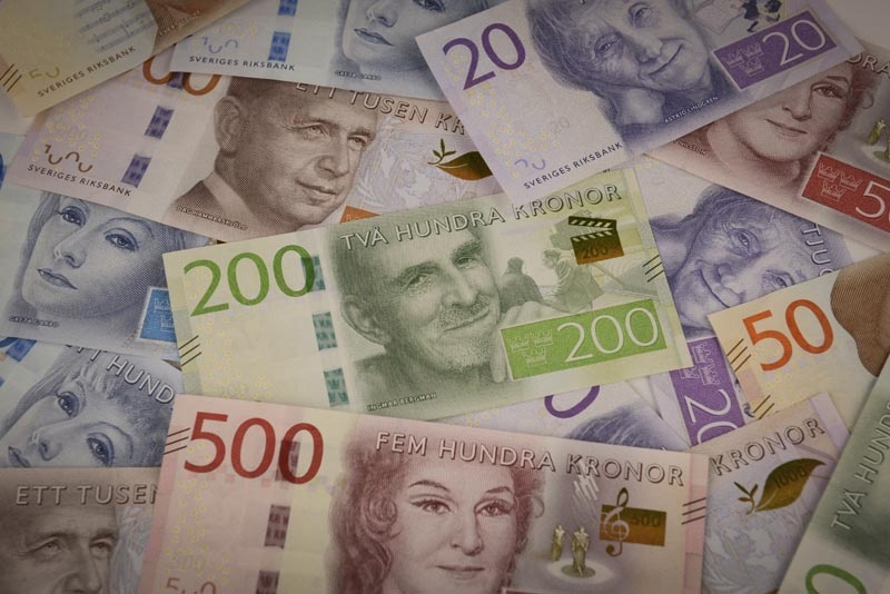 Samlingsbild med de nya sedlarna med 200 kronorssedeln i centrum
